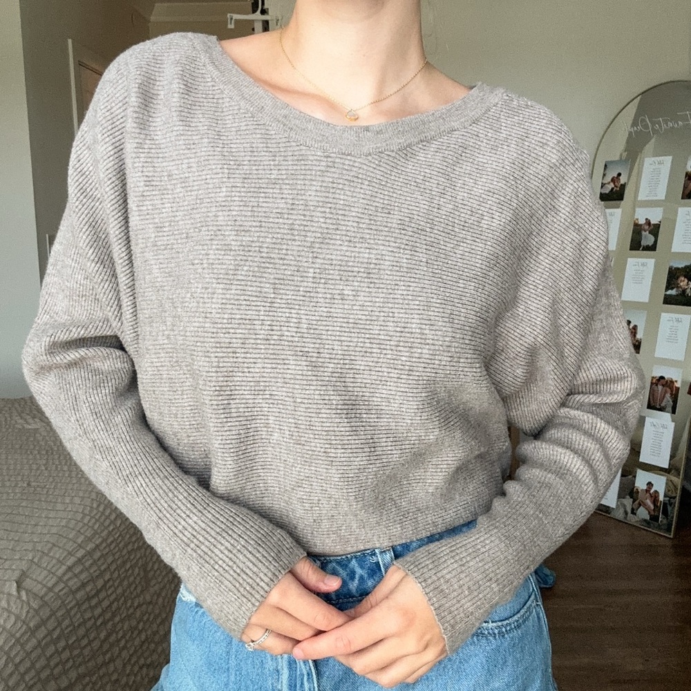 Gray Crew Neck Sweater with Relaxed Fit and Minimalist Style